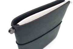 TRAVELER'S COMPANY TRAVELER'S notebook Starter Kit - Passport Size - Blue Leather